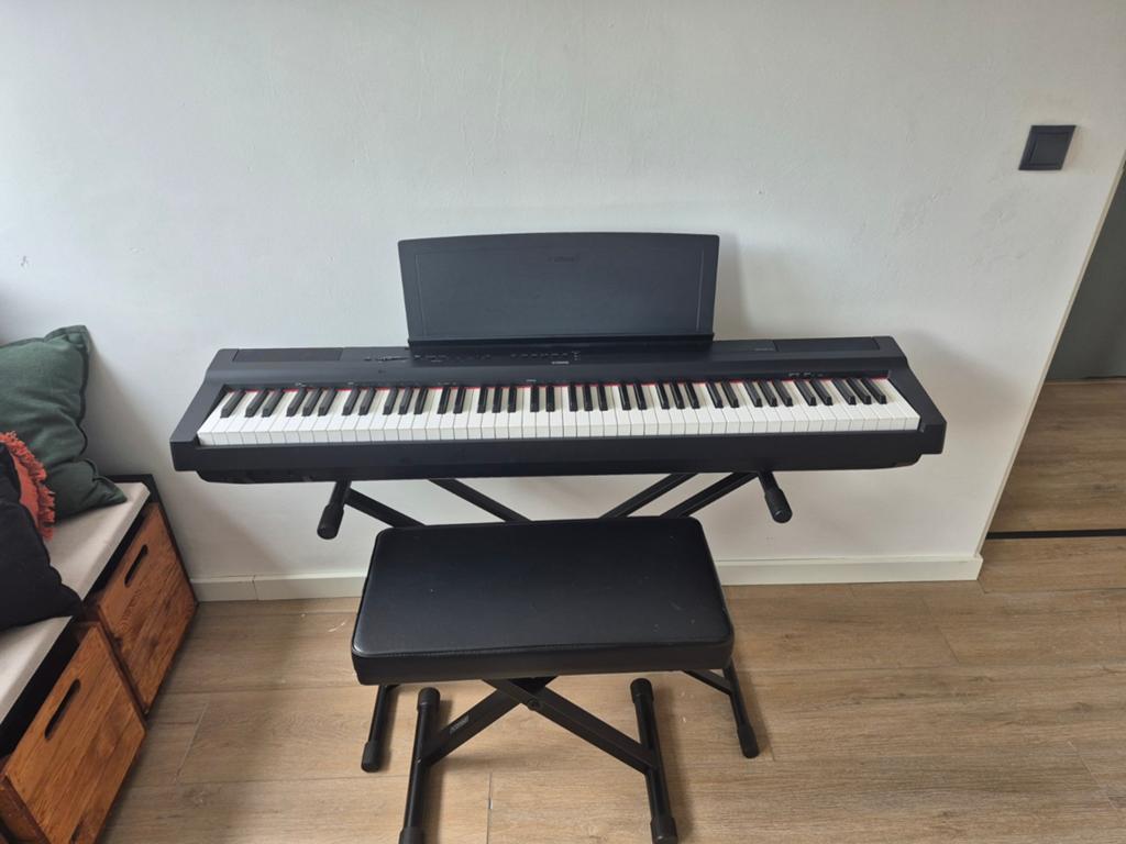 Yamaha P-125 Digitaal Piano met standaard en kruk, Muziek en Instrumenten, Ophalen, Zwart, Digitaal, Zo goed als nieuw
