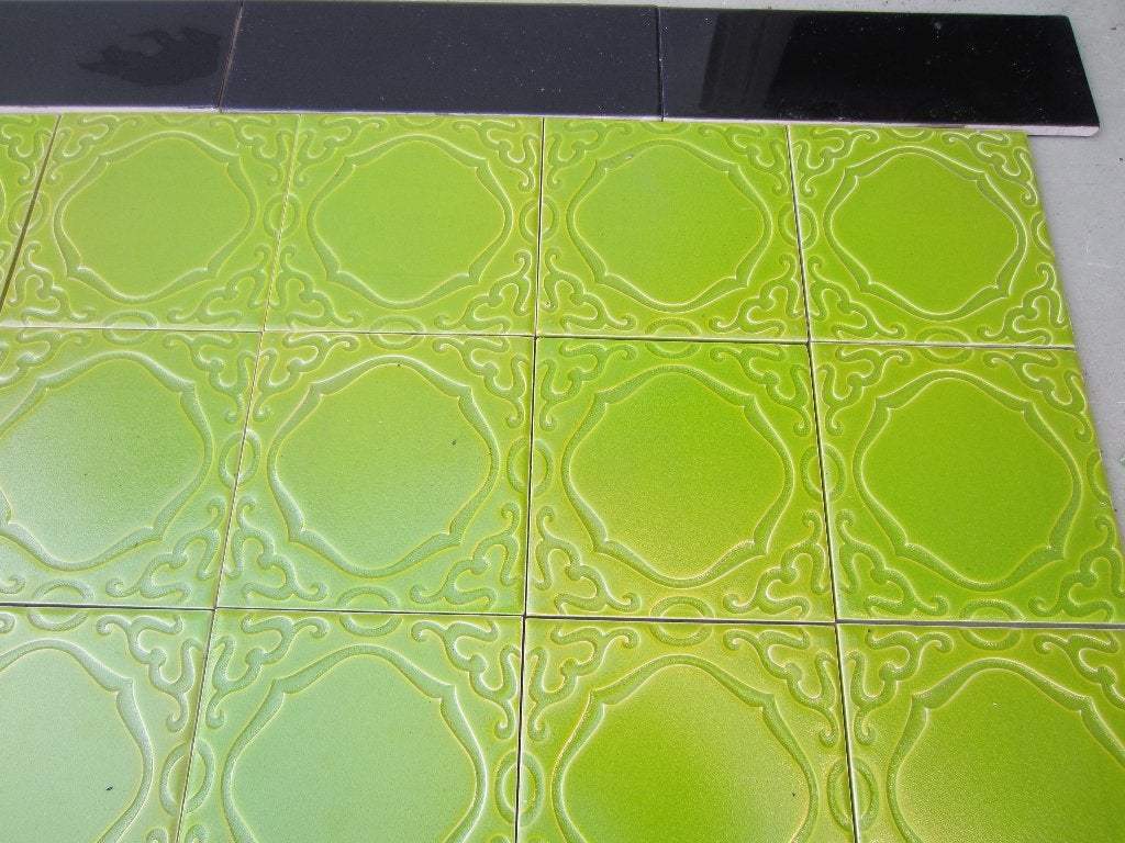119 st. appelgroene wandtegels, opgelegd motief, 10.8x10.8cm, Ophalen