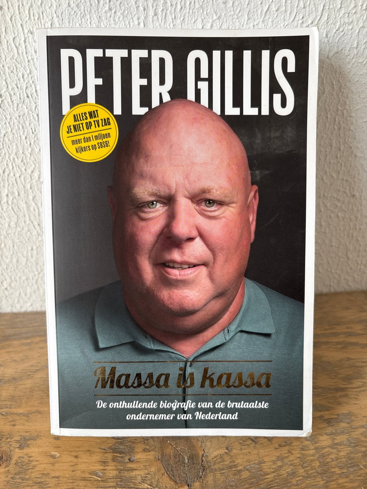 Boek Peter Gillis - Massa is kassa, Boeken, Ophalen of Verzenden, Zo goed als nieuw, Film, Tv en Media