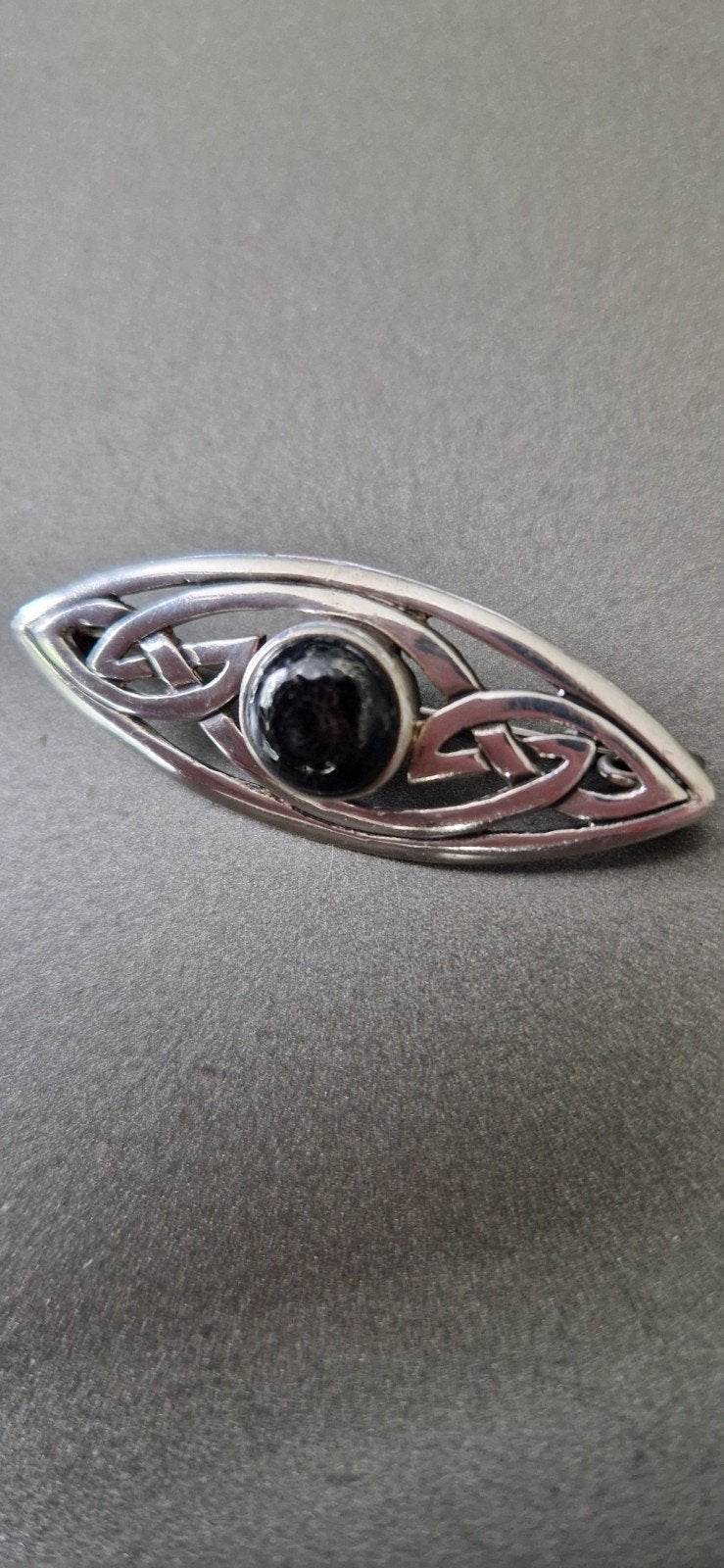 Vintage Keltische Broche met Zwarte Steen, 4 tot 7 cm, Gebruikt, Ophalen of Verzenden, Met edelsteen