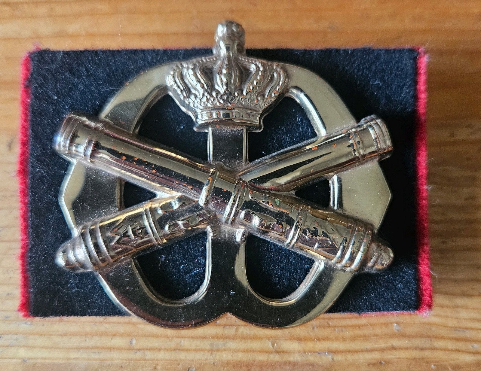 Baretembleem Artillerie, Verzamelen, Militaria | Algemeen, Ophalen of Verzenden, Landmacht, Nederland, Embleem of Badge