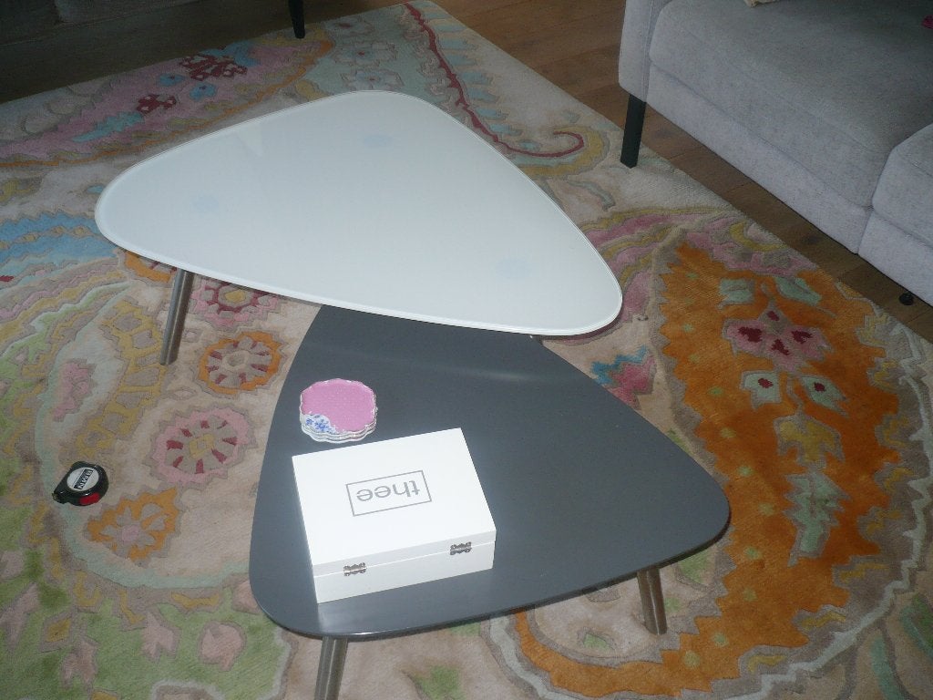 2 kleine organische salontafels driehoek, Ophalen, Gebruikt, 50 tot 100 cm, 50 tot 100 cm