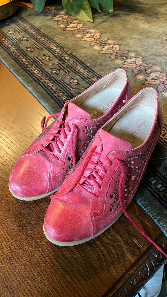 Rode elegante opengewerkte leren schoen Verhulst maat 37/38, Ophalen of Verzenden, Zo goed als nieuw, Rood