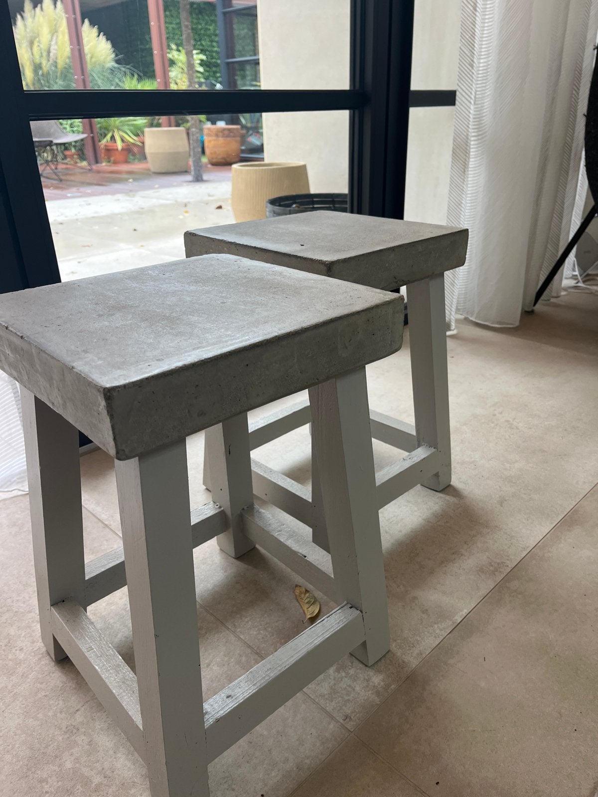 Set van 2 betonnen krukjes met houten onderstel, Ophalen of Verzenden, Gebruikt, Overige materialen