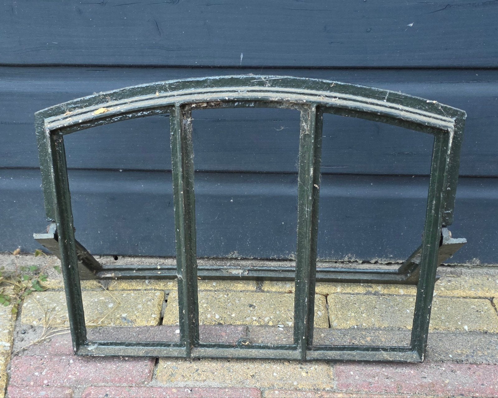 Oud gietijzeren stalraam / kelderraam uitzetraam, Ophalen, Gevelraam of Ruit, Gebruikt, Minder dan 80 cm