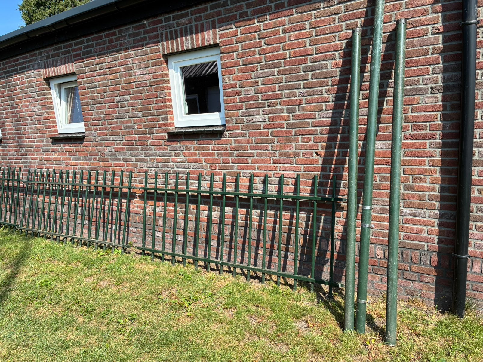 Hekwerk 3x235cm 8 meter totaal inclusief 3 palen.Donkergroen, Ophalen, Gebruikt, IJzer