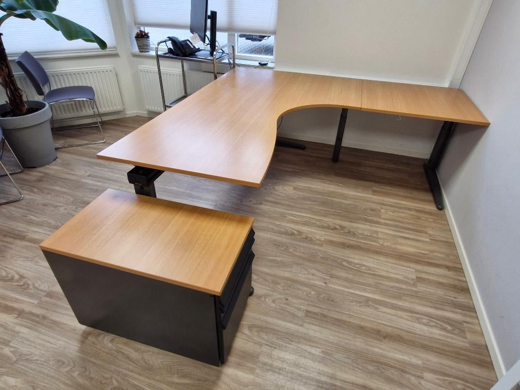 Ahrend hoekbureau 200x200 incl ladeblok, hoogte instelbaar, Kofferen 60, In hoogte verstelbaar, Zo goed als nieuw, Ahrend