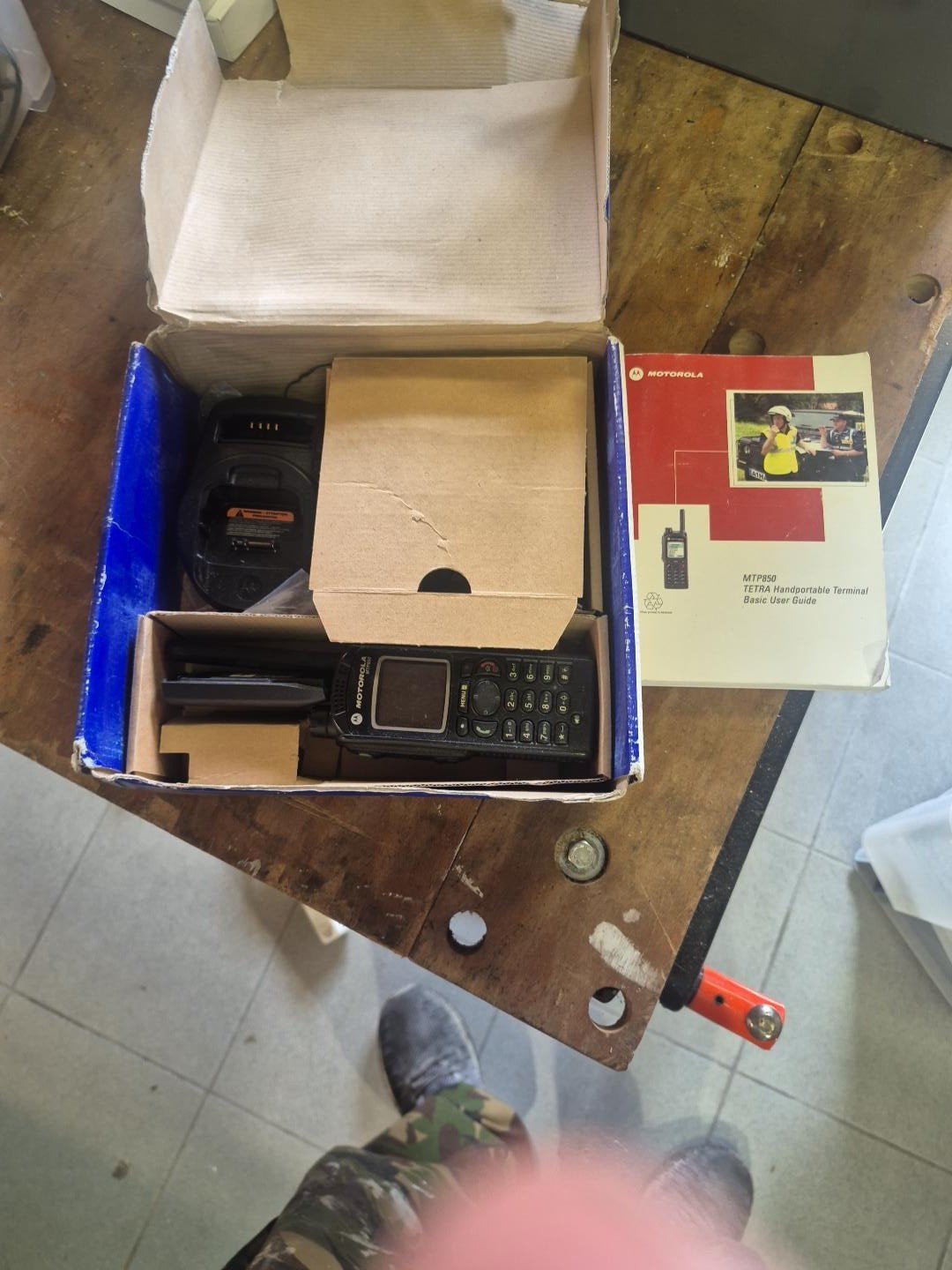 Motorola MTP850 TETRA 380–430 MHz – Complete Set met Doos &, Telecommunicatie, Gebruikt, Ophalen of Verzenden, Portofoon of Walkie-talkie