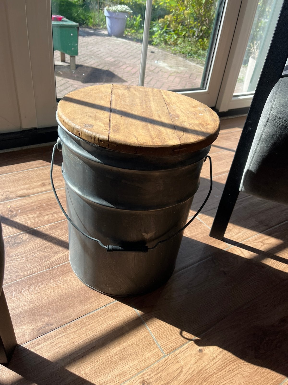 Vintage ijzeren emmer met houten deksel/krukje, Ophalen of Verzenden, Gebruikt, IJzer