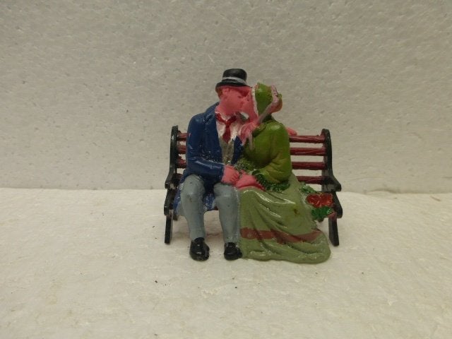 lemax the kiss kerstdorp poppetjes figurines tafereeltje, Diversen, Ophalen of Verzenden, Zo goed als nieuw