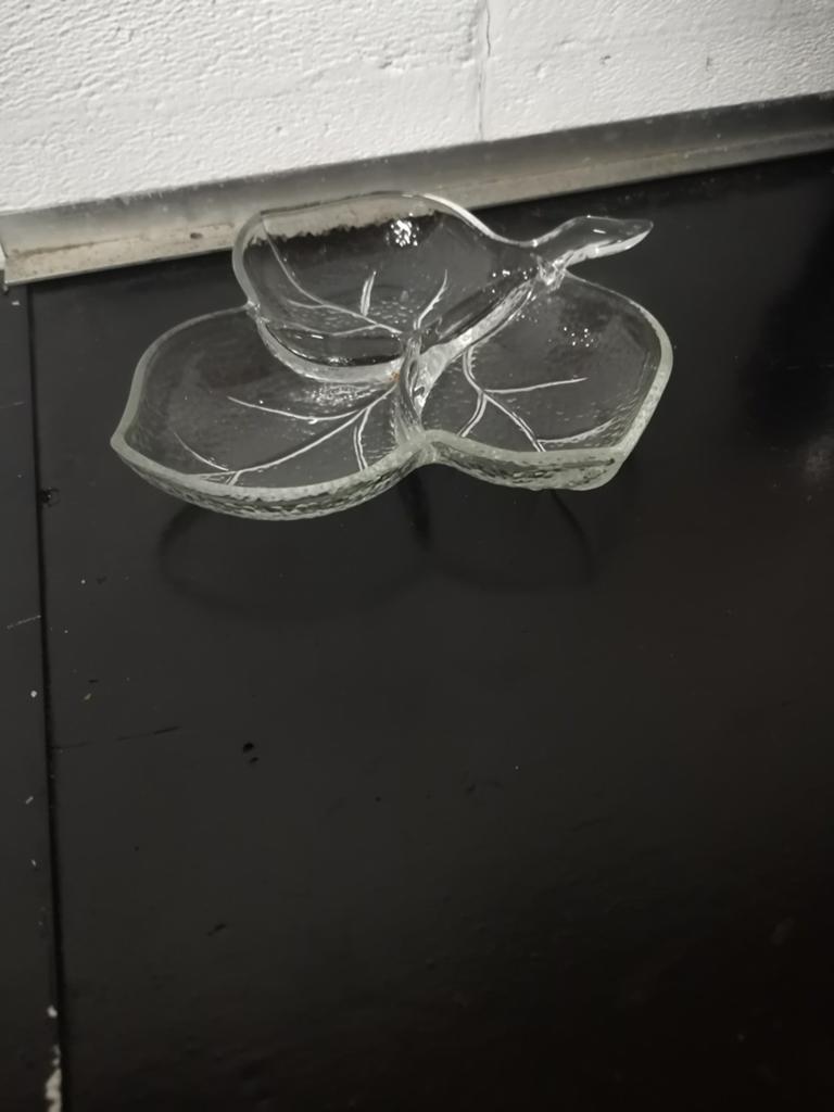 Glazen schaal in bladmotief, Antiek en Kunst, Ophalen of Verzenden