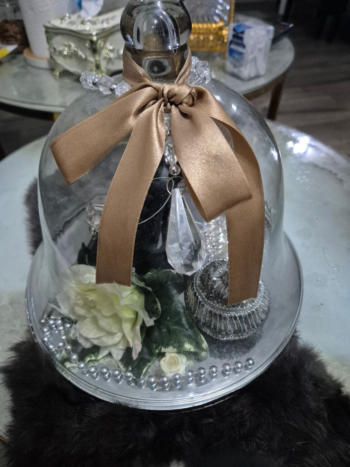 Decoratieve glazen stolp met spiegelblad en ornamenten, Meerkleurig, Ophalen of Verzenden, Glas, Klassiek