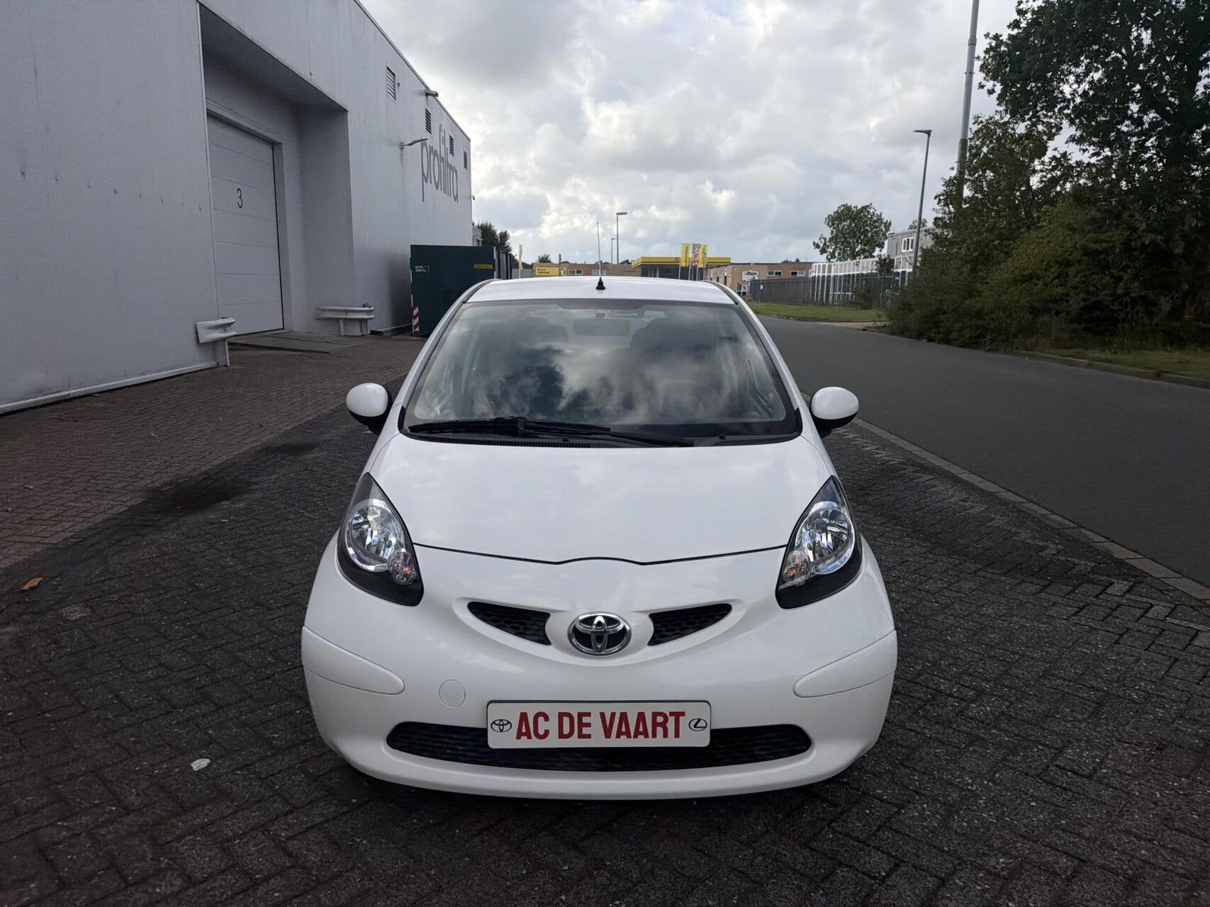 Toyota Aygo 1.0-12V + - 5DEURS/AIRCO/ELEK.RAMEN/NAP, Auto's, Voorwielaandrijving, Gebruikt, 4 stoelen, Origineel Nederlands