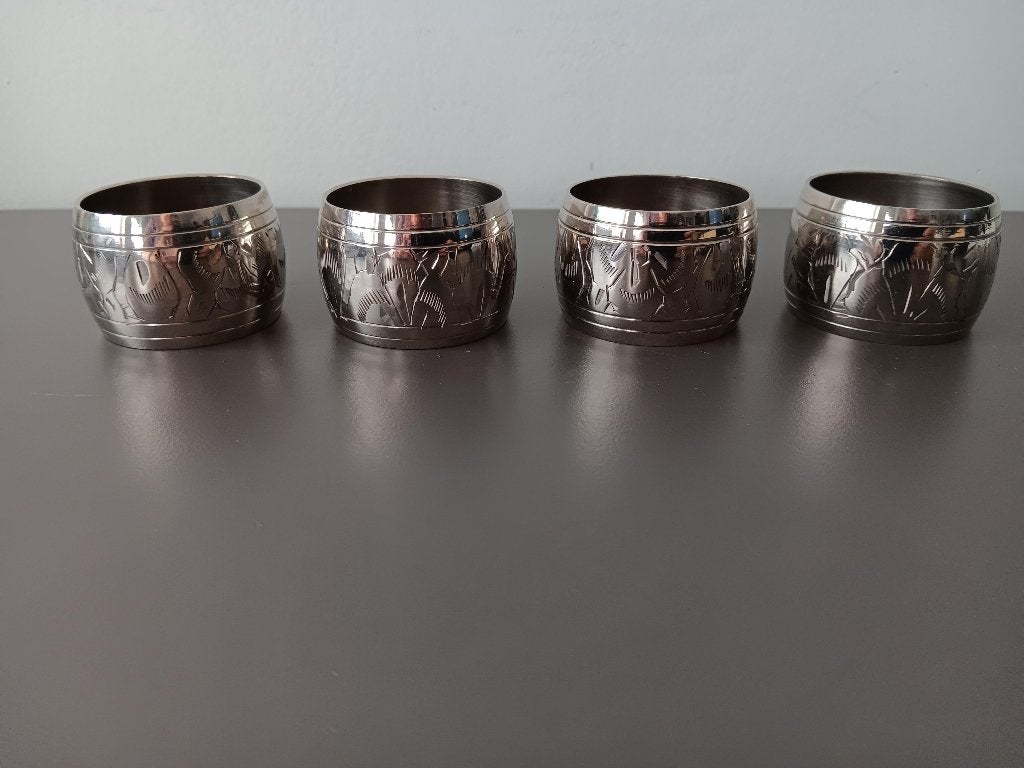 Set van 4 metalen servetringen met gegraveerd patroon, Huis en Inrichting, Zilver, Ophalen of Verzenden, Metaal, Overige typen