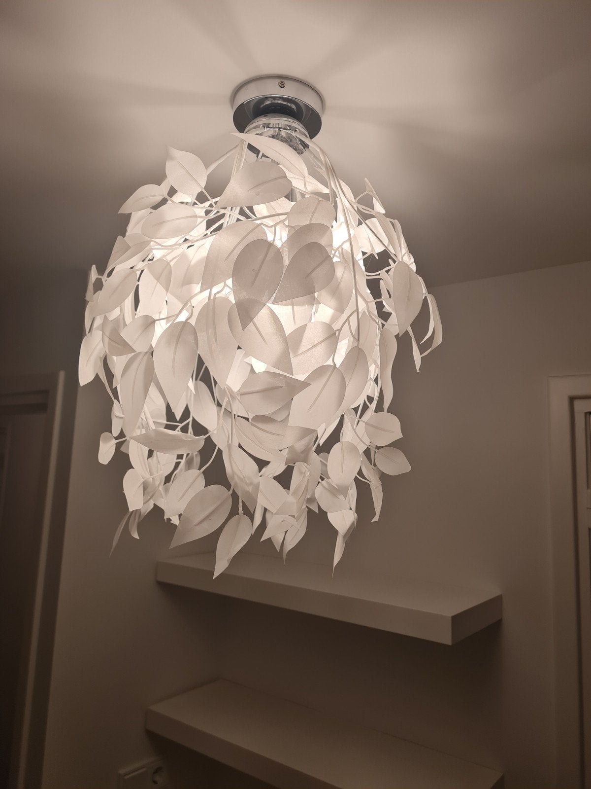 Witte Plafondlamp met Bladeren Design - 37 cm Diameter, Huis en Inrichting, Lampen | Plafondlampen, Ophalen of Verzenden, Zo goed als nieuw