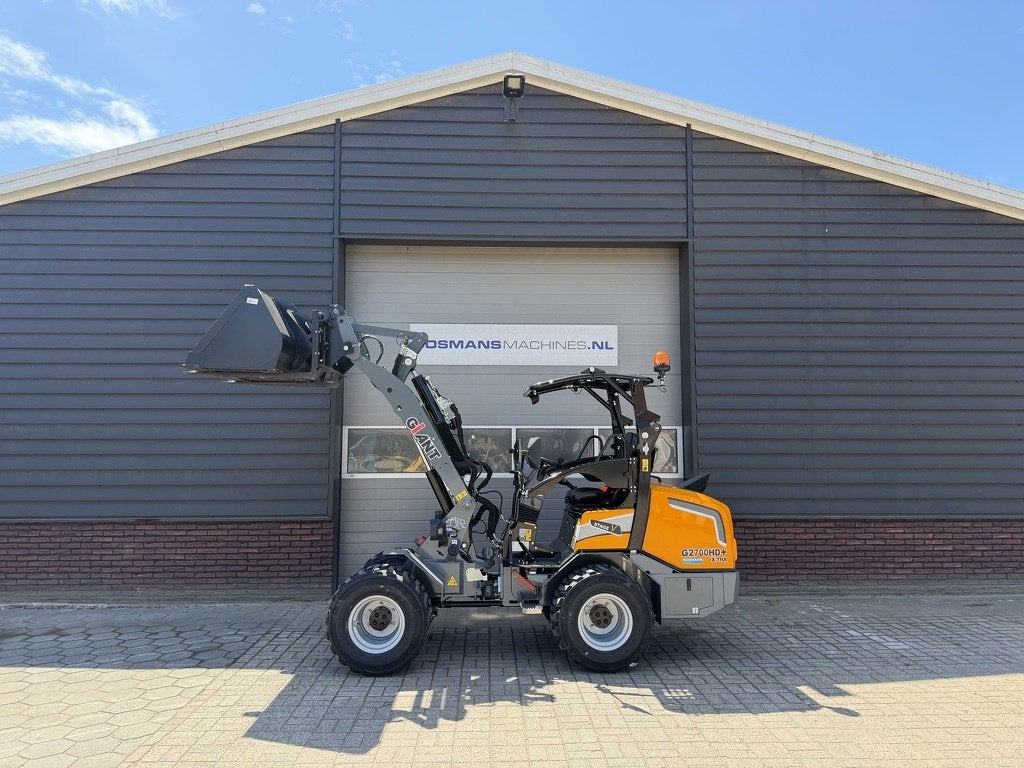 Giant G2700 X-TRA HD+ minishovel NIEUW skid banden €695 LE, Zakelijke goederen, Machines en Bouw | Kranen en Graafmachines, Tobroco