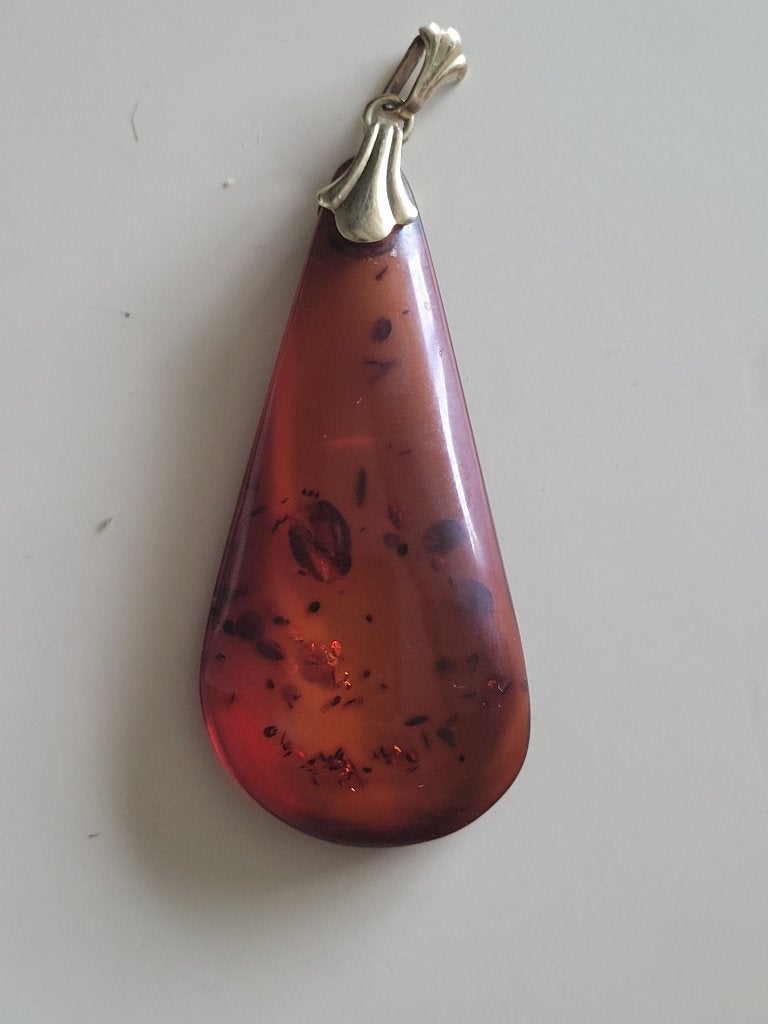 Occasion barnsteen hanger met gouden hangeroog, Ophalen of Verzenden, Goud, Goud