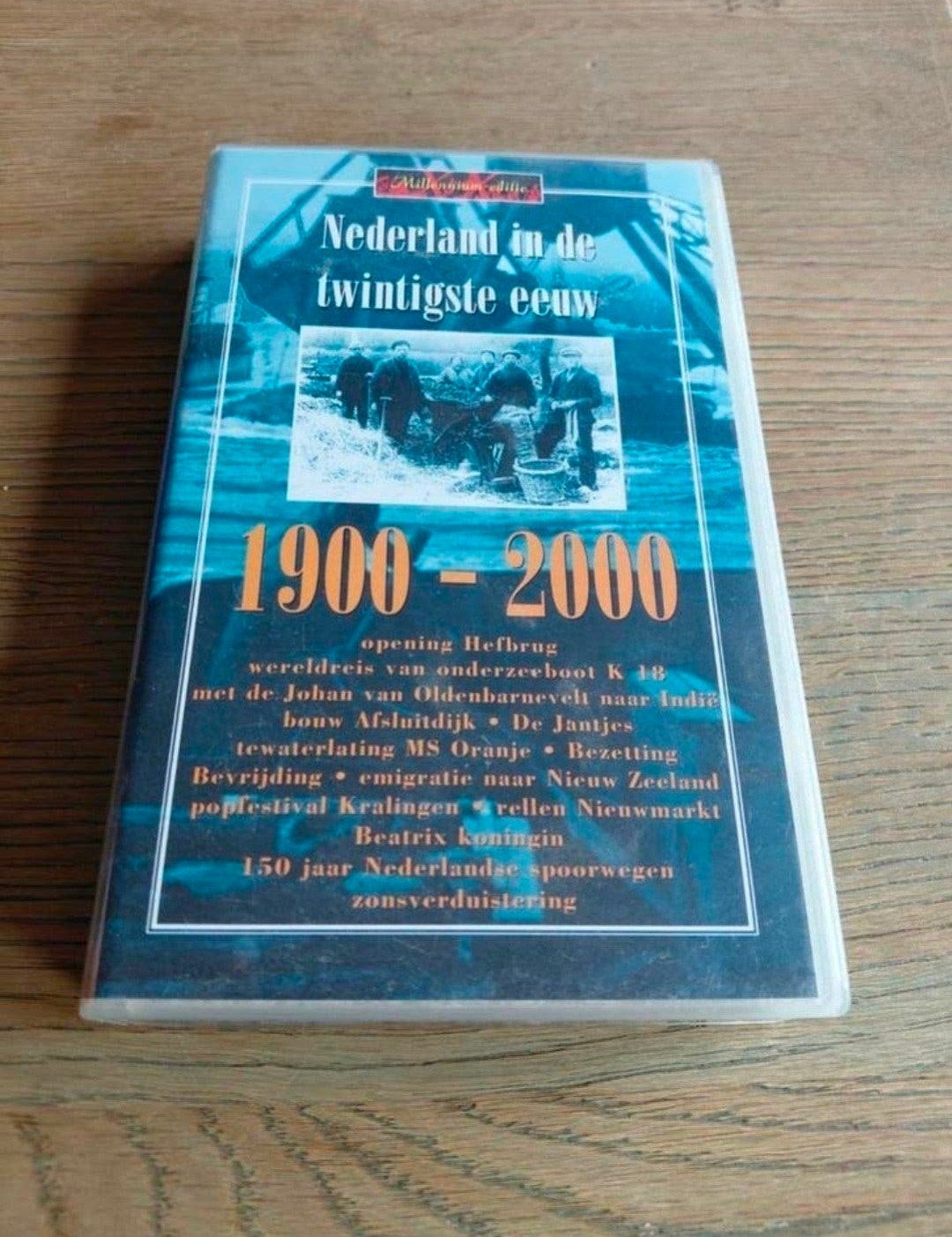 Nederland in de Twintigste Eeuw videoband. 1900-2000., Gebruikt, Documentaire, Alle leeftijden, Ophalen of Verzenden