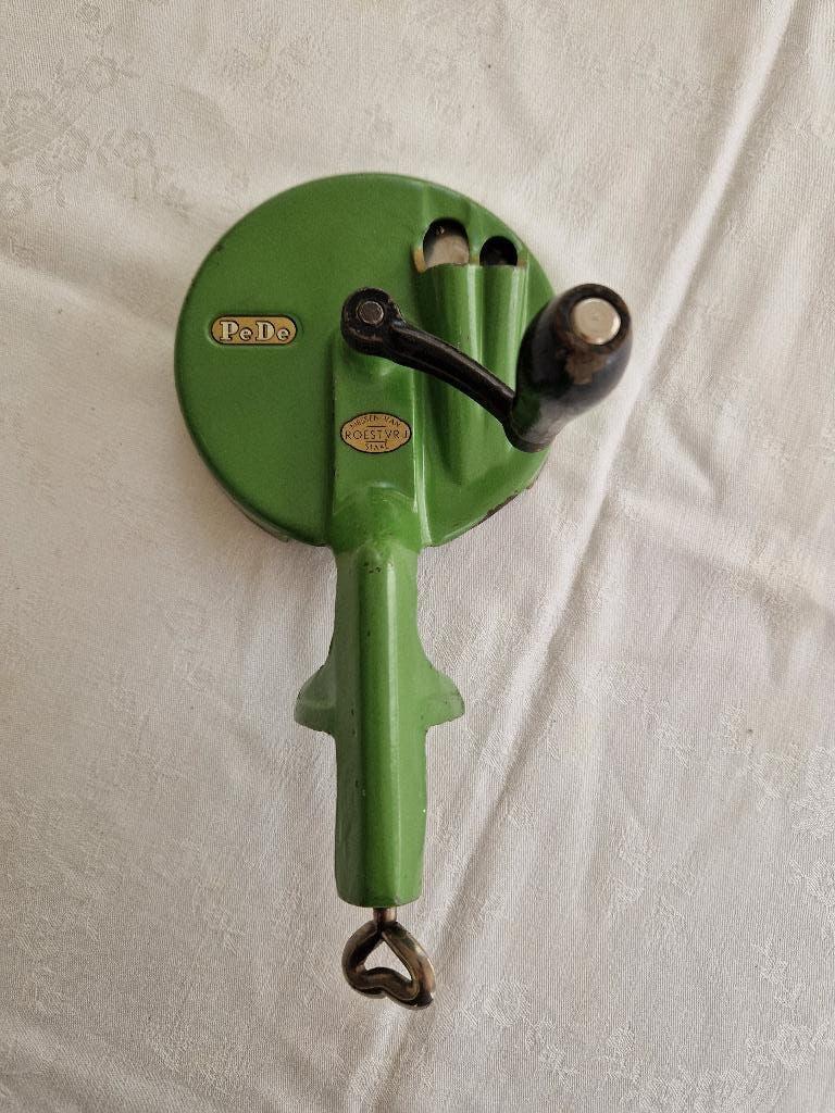 mooie oude/ vintage groene bonenmolen / bonensnijder PeDe, Ophalen of Verzenden, Metaal, Snijmachine, Overige merken