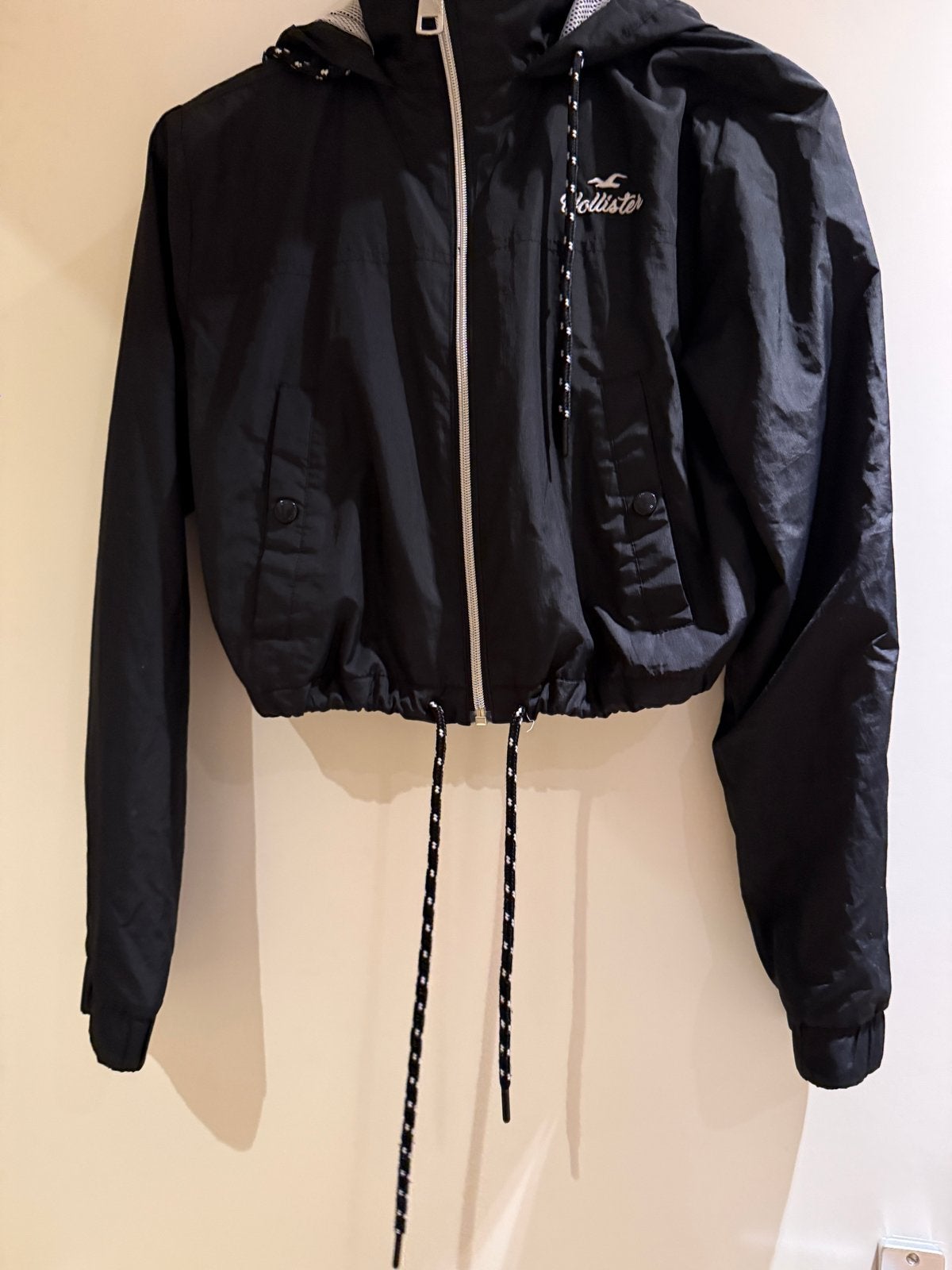 Hollister Zwart Cropped Windjack Maat  xs, Ophalen of Verzenden, Zo goed als nieuw, Maat 34 (XS) of kleiner, Zwart