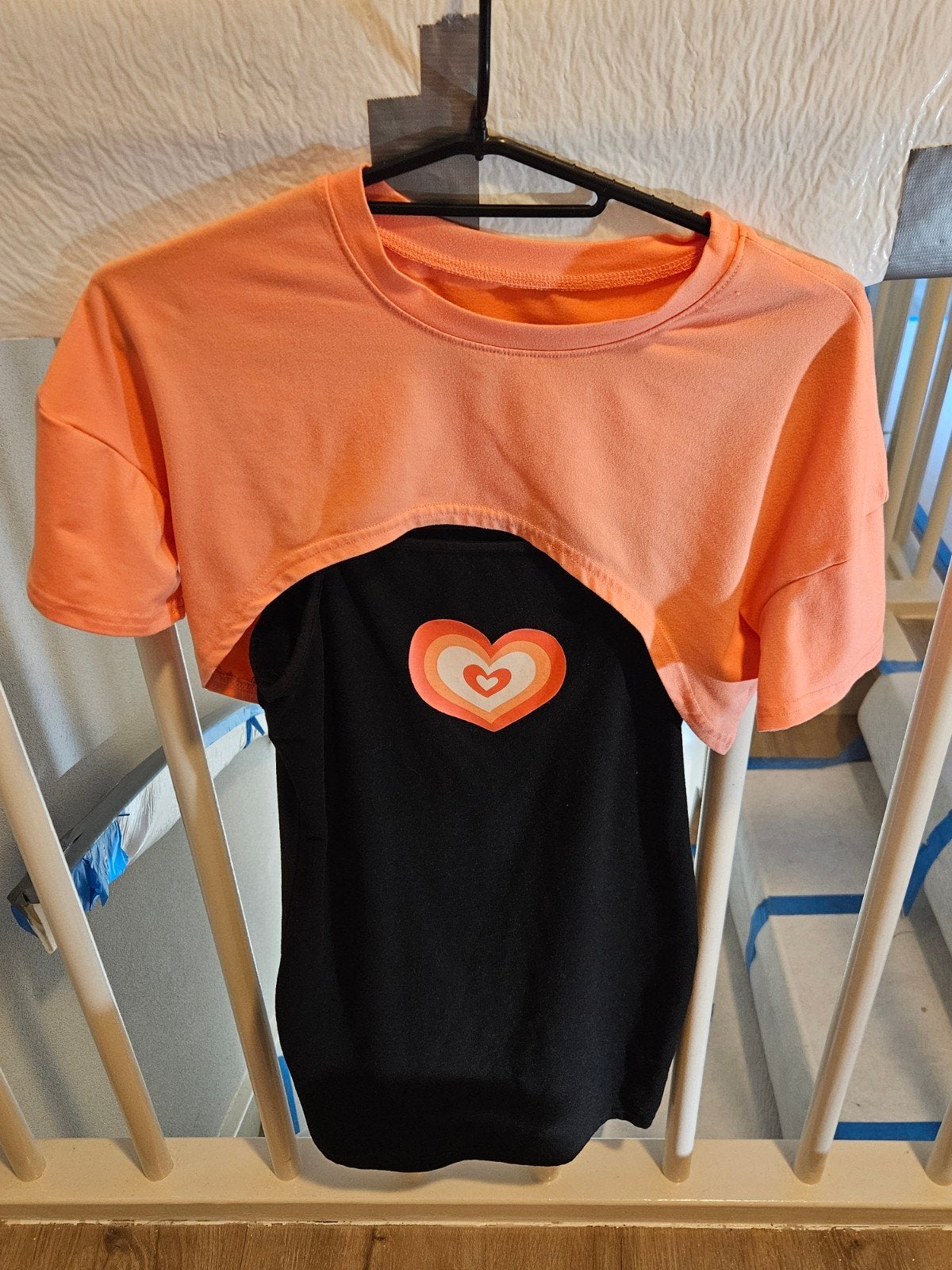 Zwarte jurk met oranje crop top en hartjesprint, Kinderen en Baby's, Ophalen of Verzenden, Meisje, Jurk of Rok
