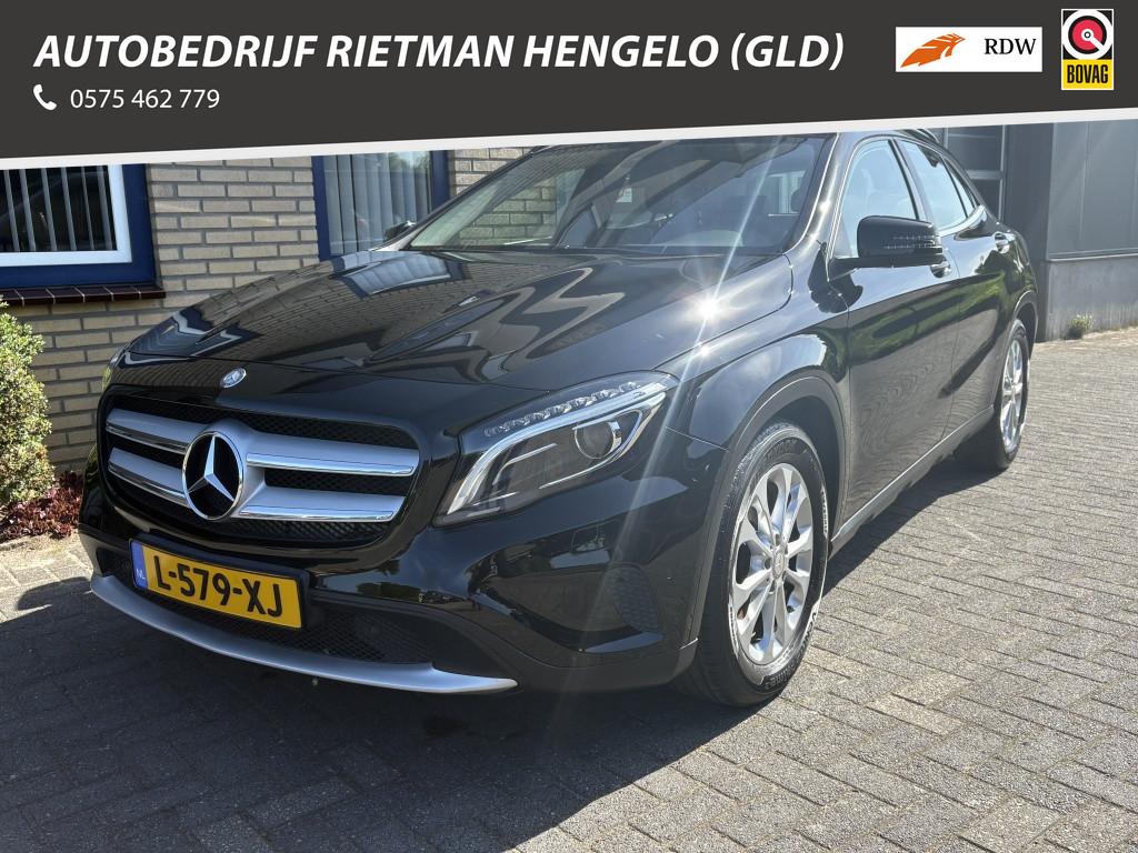 Mercedes-Benz GLA 180 Ambition TREKHAAK-STOELVERW-LM, Auto's, Gebruikt, Euro 6, 4 cilinders, 715 kg