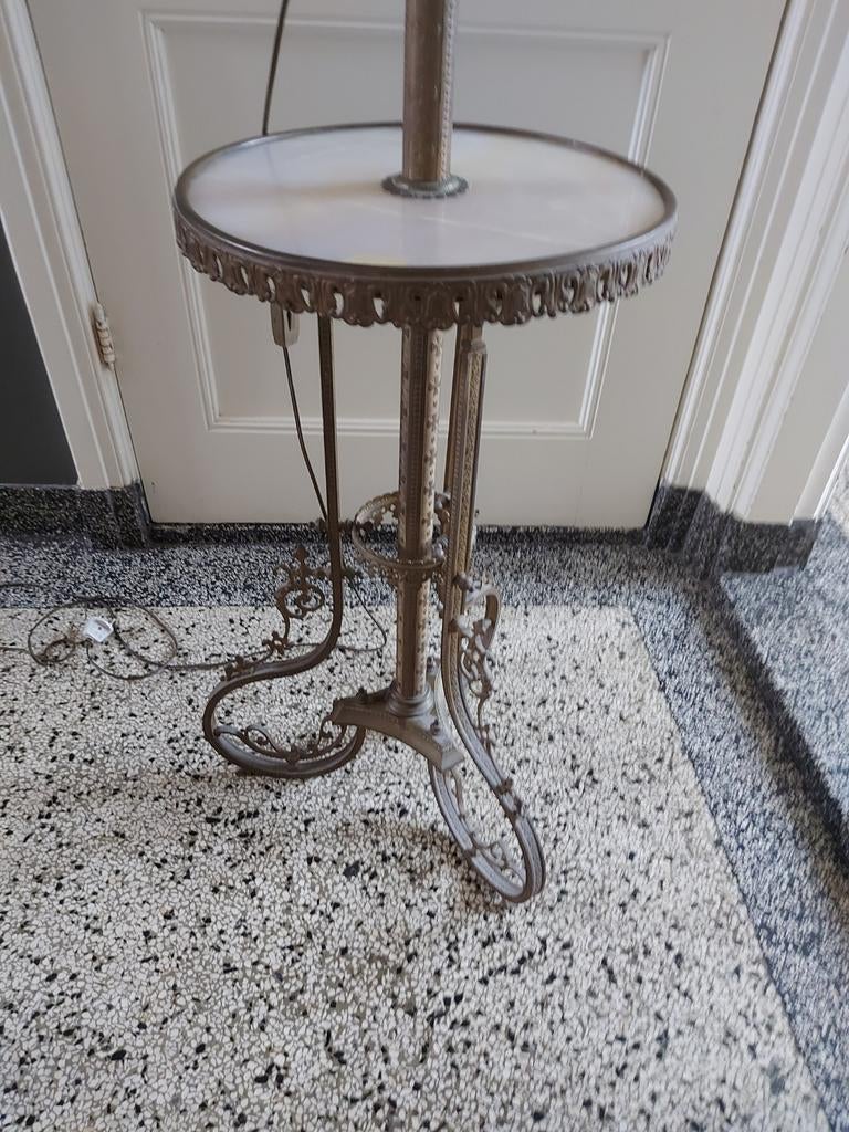 Antieke messing koper staande lamp
met wijntafeltje marmer, Ophalen