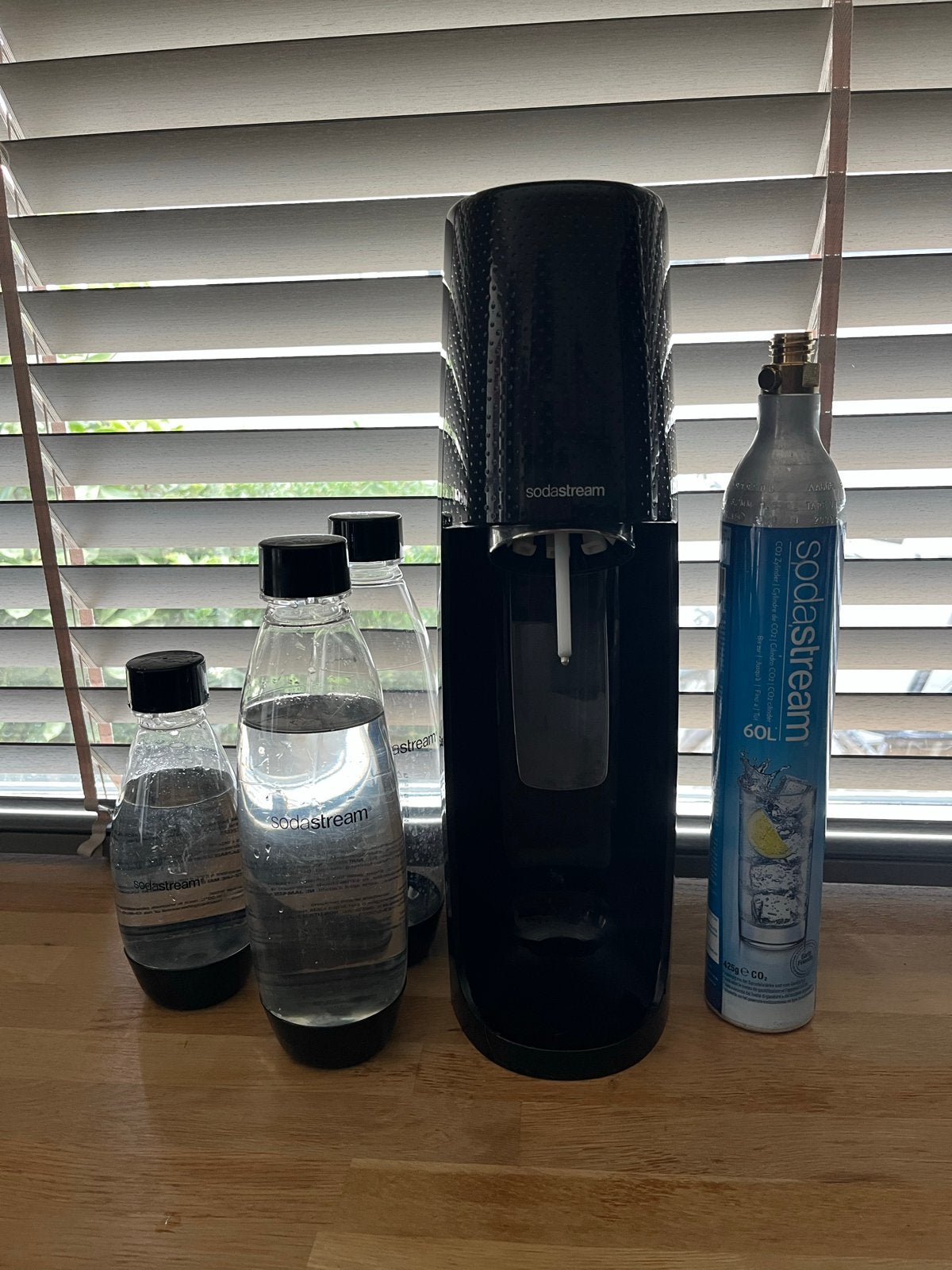 SodaStream met flessen en CO2 cilinder, Ophalen, Zo goed als nieuw