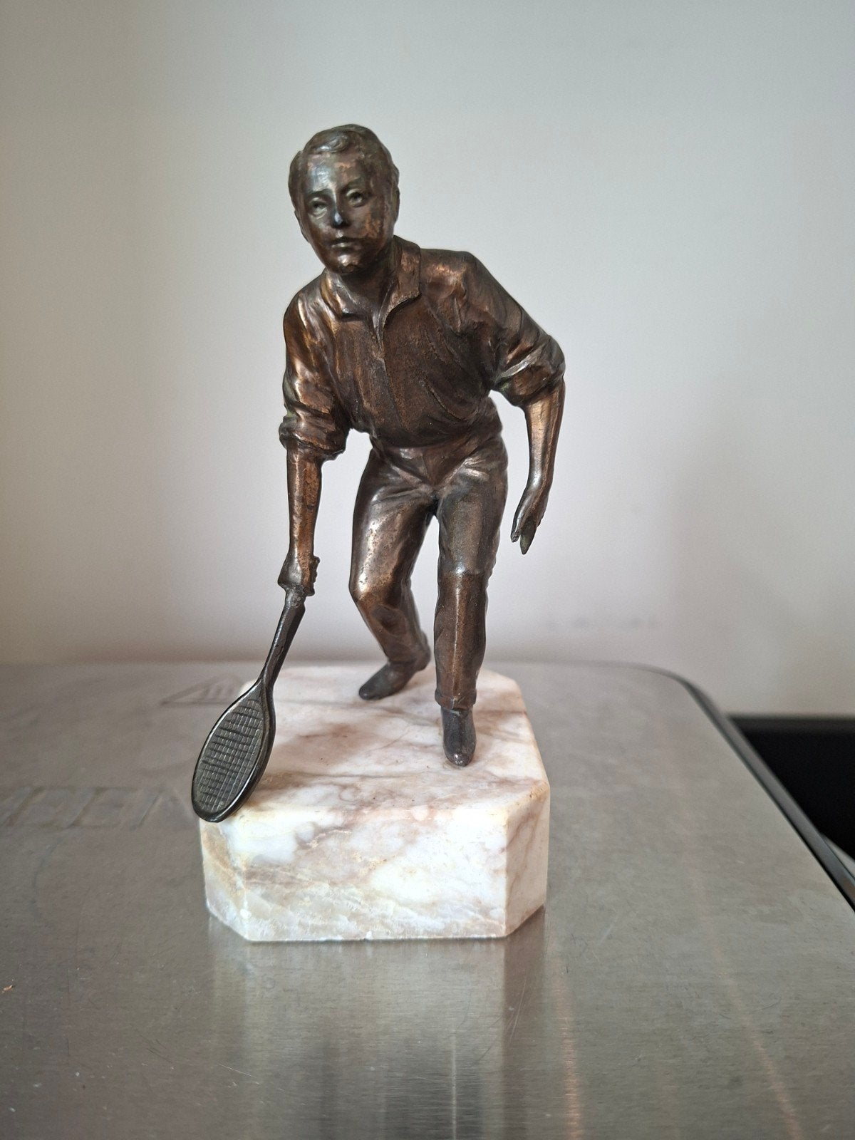 Bronzen beeld van tennisser op marmeren voet, Minder dan 20 cm, Ophalen of Verzenden, Brons, Op sokkel