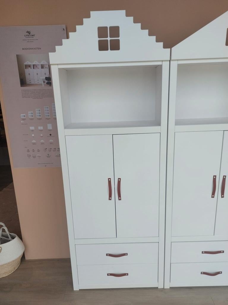 LifeTime 4-Vak Boekenkast Trap Gevel, Kinderen en Baby's, Kinderkamer | Commodes en Kasten, Ophalen, Kast, 50 tot 70 cm, Nieuw