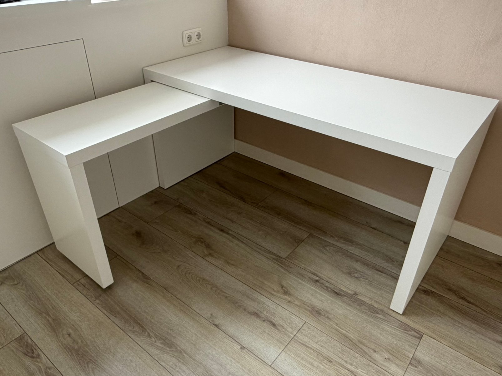 Bureau met uitshuifbaar gedeelte serie Malm, Huis en Inrichting, Bureaus, Ophalen, Gebruikt, 65 cm, Hoekbureau