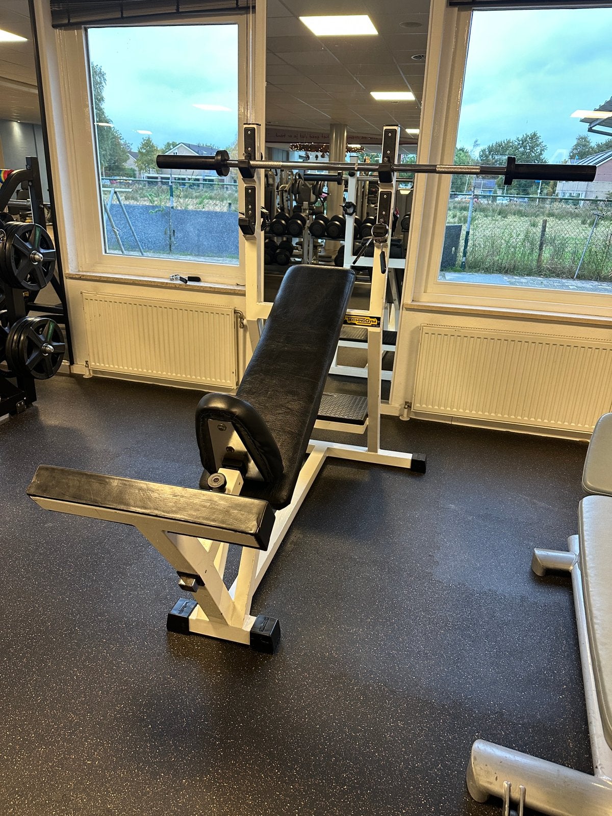 Technogym isotonic incline benchpress, Ophalen, Zo goed als nieuw, Fitnessbank