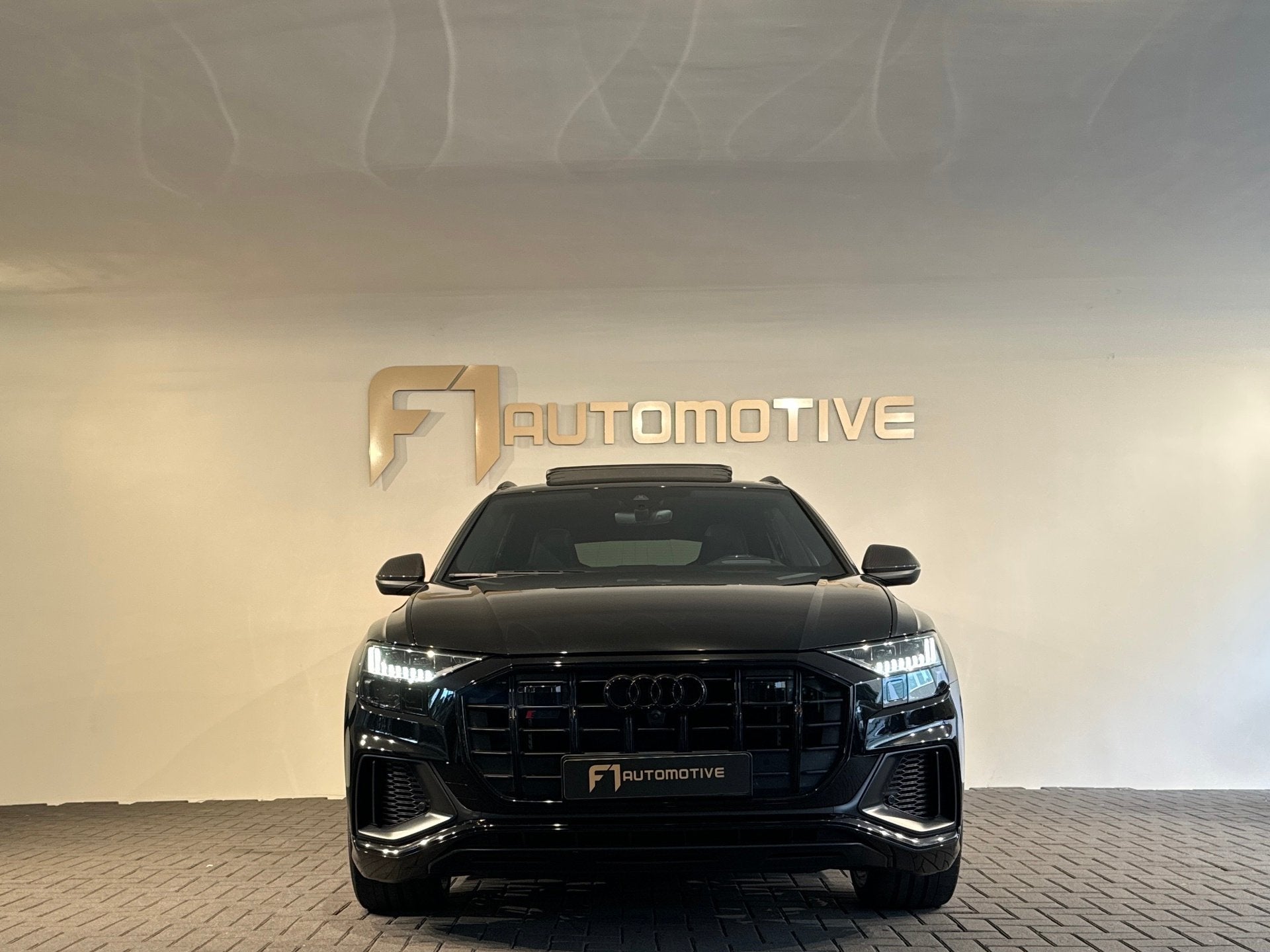 Audi Q8 4.0 TFSI SQ8 quattro Carbon|Massage|Trekhaak|Sfeer|N, Auto's, Automaat, Gebruikt, 2245 kg, Zwart