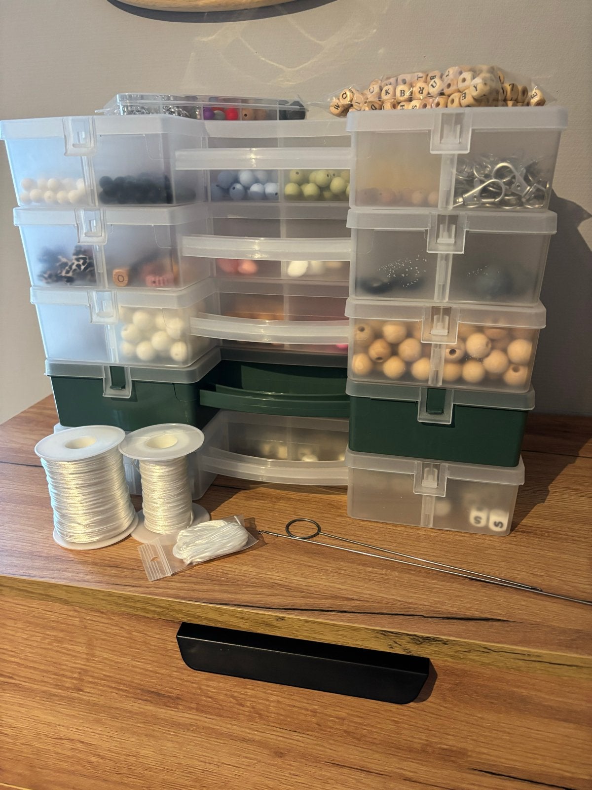 Grote kralenset met opbergdozen en accessoires, Hobby en Vrije tijd, Kralen en Sieraden maken, Ophalen of Verzenden, Zo goed als nieuw