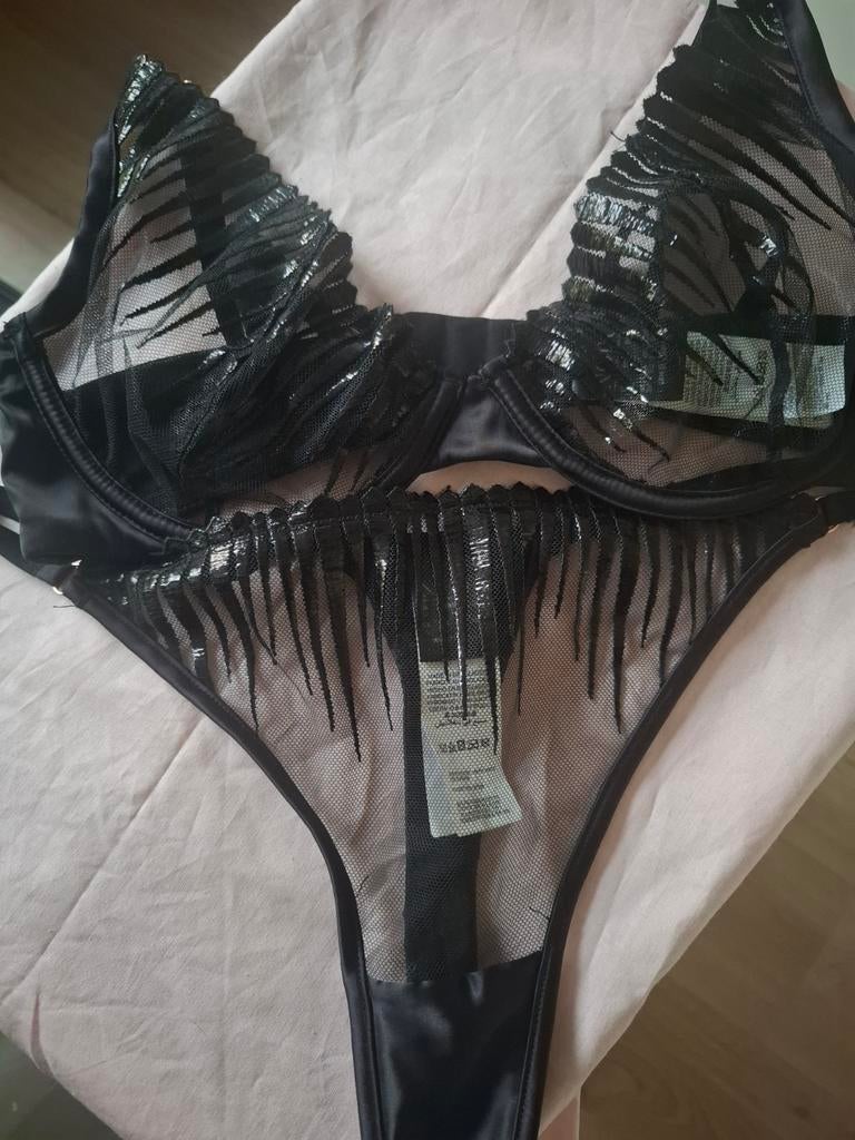 Hunkemöller Noir zwarte kanten set (BH 80C + string), Kleding | Dames, Ondergoed en Lingerie, Hunkemöller, Ophalen of Verzenden