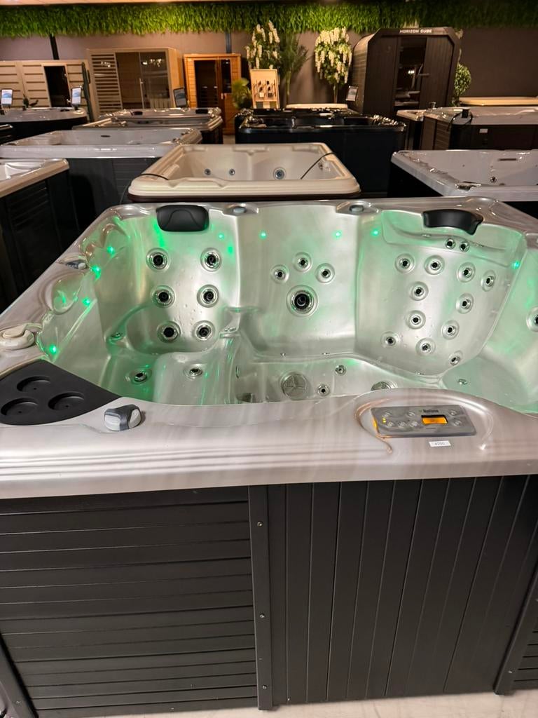 Jacuzzi Spa 215x215 - Balboa - Plug & Play - ultieme massage, Ophalen, Zo goed als nieuw, Trap, Vast
