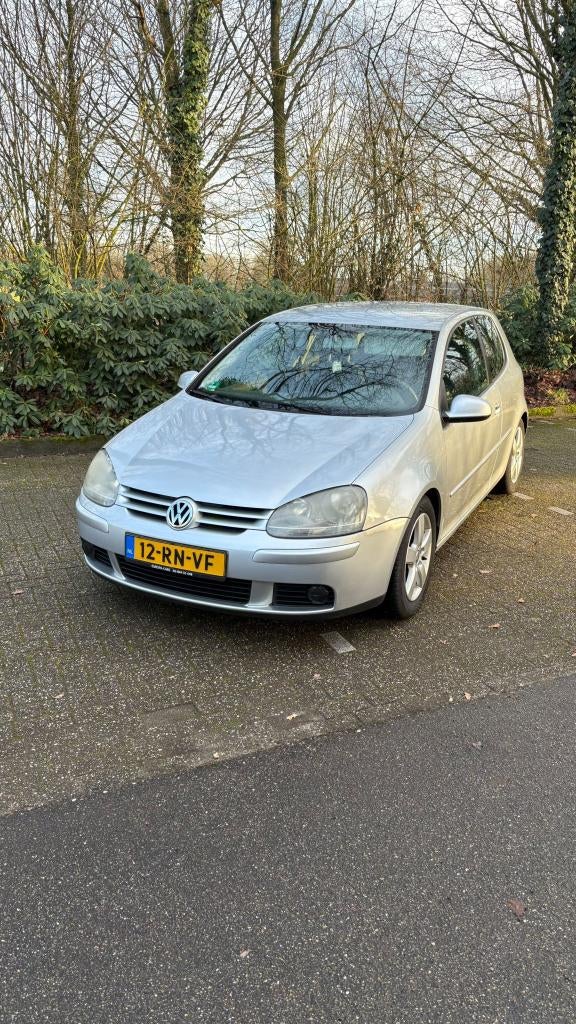 Volkswagen Golf 1.6 16V FSI 85KW 3D 2005 Grijs, Auto's, Voorwielaandrijving, Zwart, 4 cilinders, 620 kg