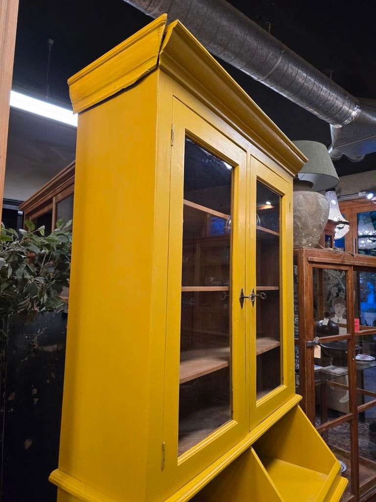 Foto 3 van Leuke gele grutterskast | buffetkast | winkelkast teak