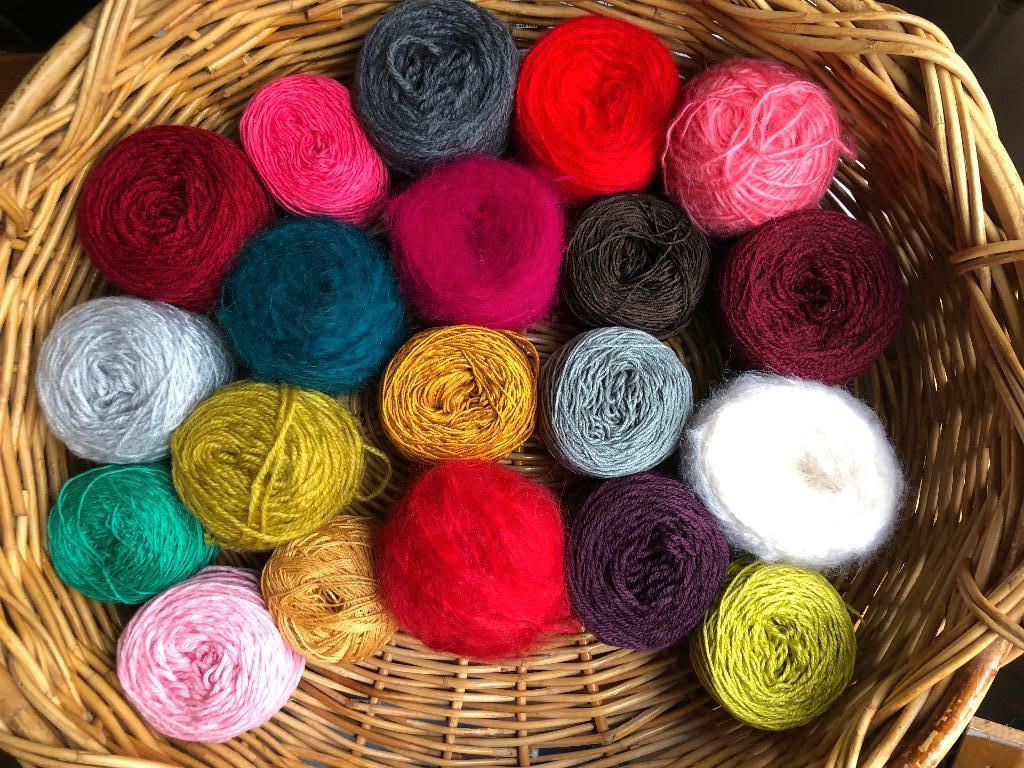 Restjes garen rood groen, Hobby en Vrije tijd, Breien en Haken, Verzenden, Gebruikt, Breien of Haken, Wol of Garen