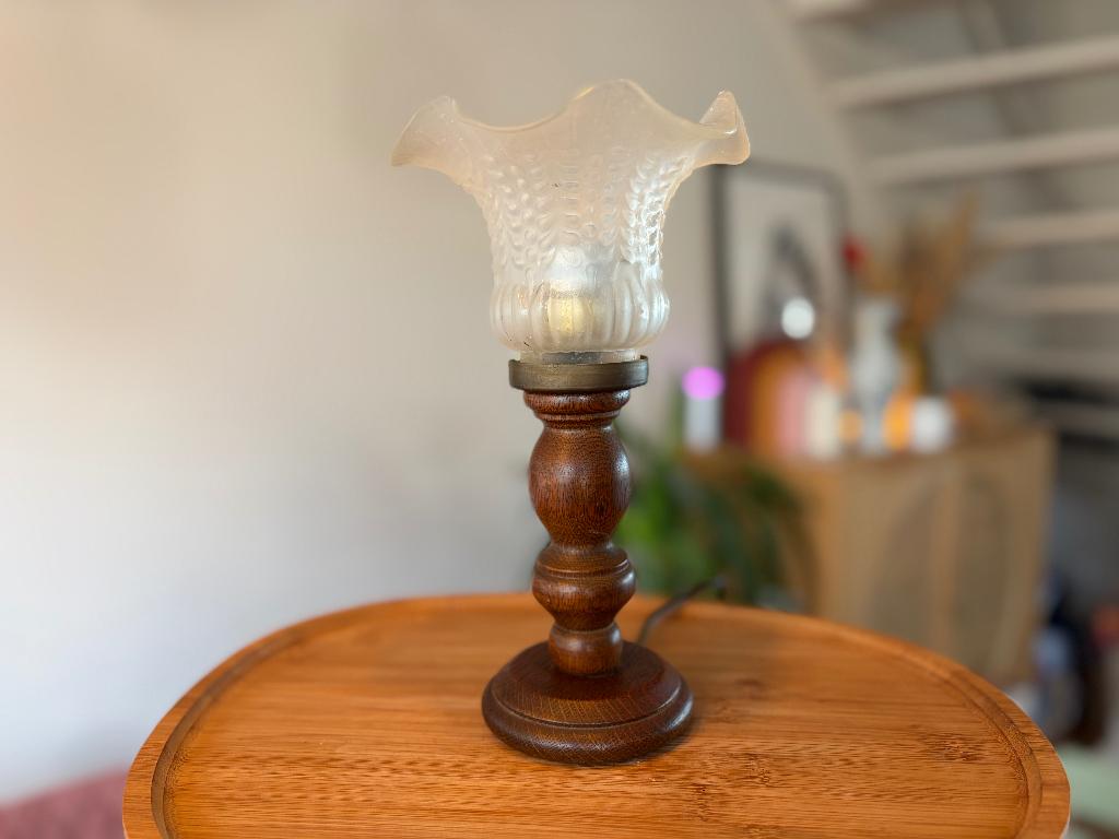 Sfeervolle vintage tafellamp met houten voet, Gebruikt, Vintage, Ophalen of Verzenden, Minder dan 50 cm