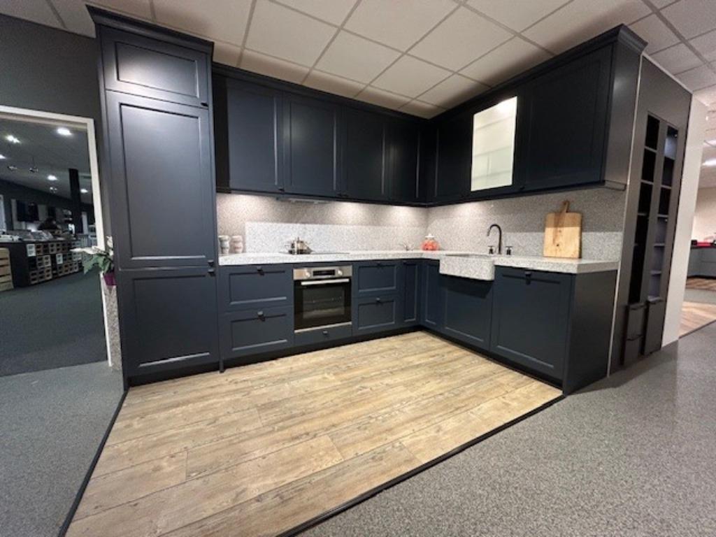 Punto showroom keuken kaderfront donkerblauw Landelijk, Huis en Inrichting, Keuken | Complete keukens, Ophalen, Blauw, Hoekkeuken
