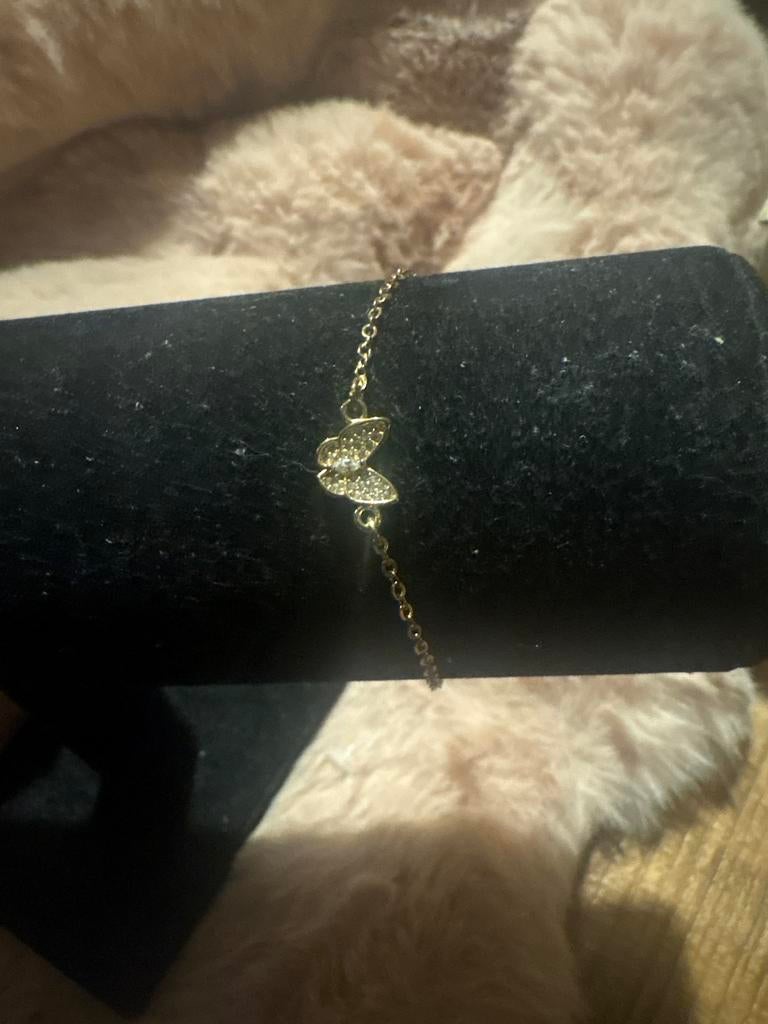 Gouden armband met vlinder bedel, Sieraden, Tassen en Uiterlijk, Armbanden, Staal, Ophalen of Verzenden, Zo goed als nieuw, Met bedels of kralen