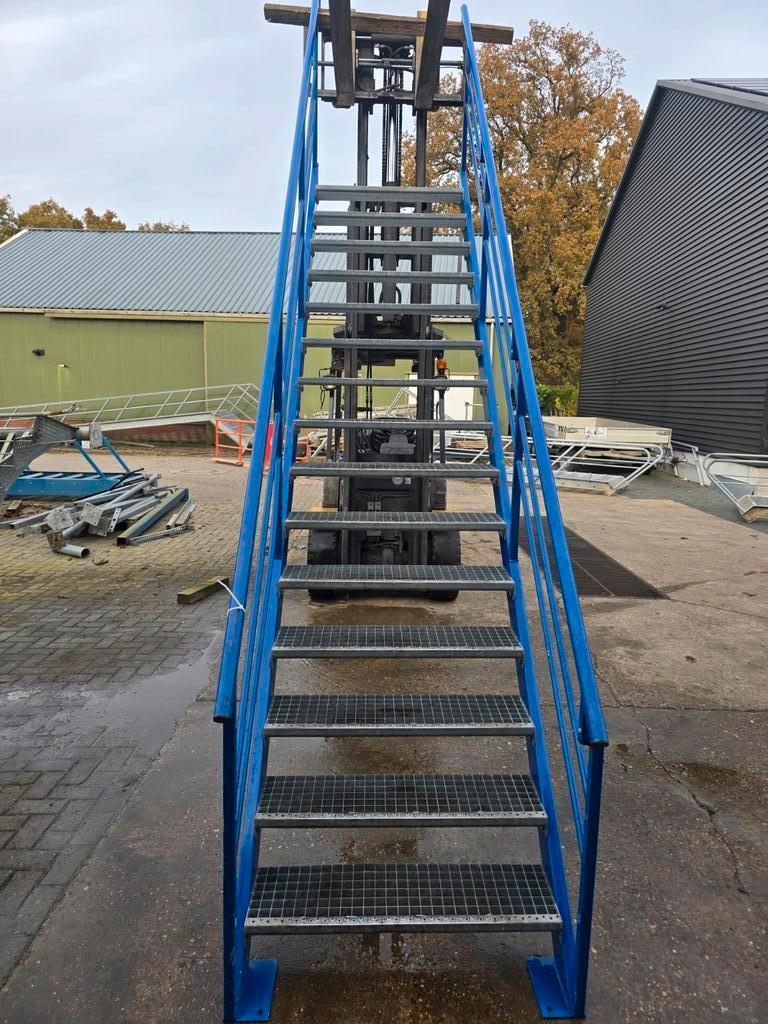 Stalen trap blauw. Hoog 3,1 mtr. Nob164, Ophalen, Zo goed als nieuw, 2 tot 4 meter
