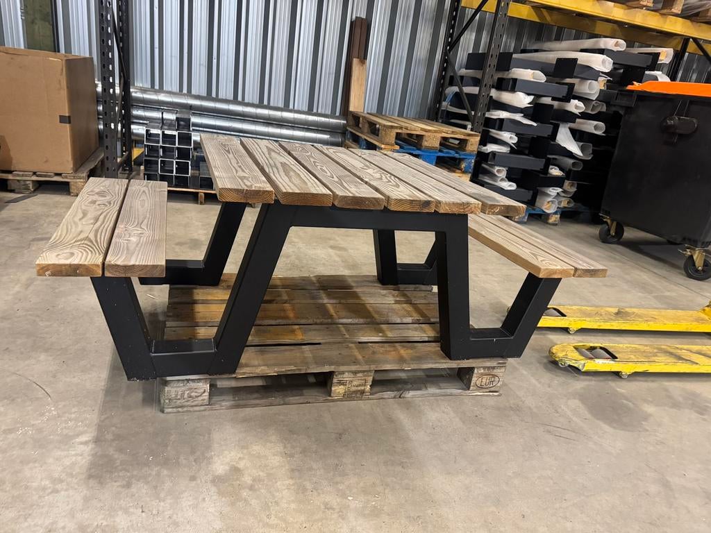 Kinder picknicktafel gebruikt, stalen onderstellen, Ophalen, Zo goed als nieuw, Rechthoekig, Hout