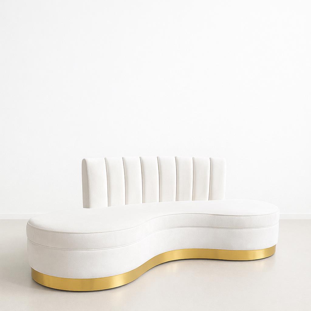 Elegante witte sofa met gouden accenten, Huis en Inrichting, Banken | Sofa's en Chaises Longues, Nieuw, Vierpersoons of meer, 200 tot 250 cm