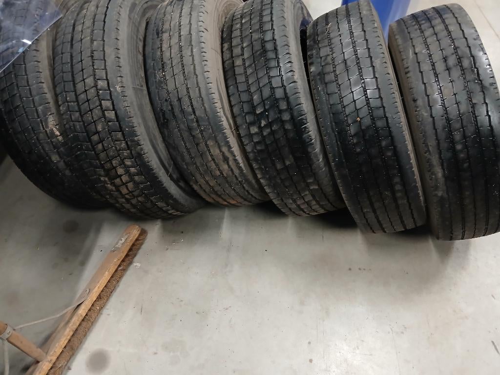 Vrachtwagen banden 215/ 75 R17.5, Ophalen, Gebruikt, Overige merken, Overige Auto-onderdelen