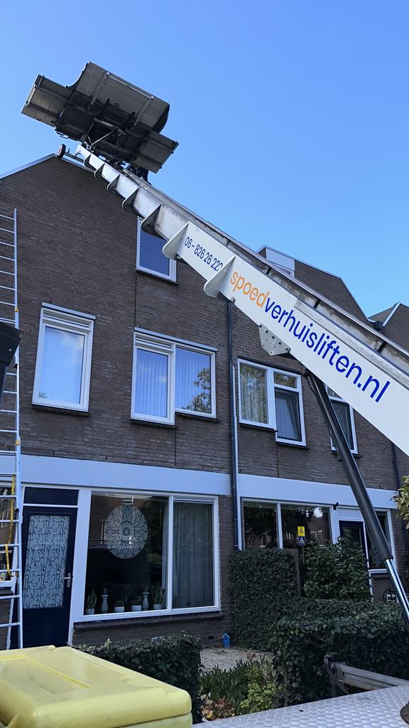Foto 3 van Verhuislift huren | Ladderlift / Meubellift met bediening