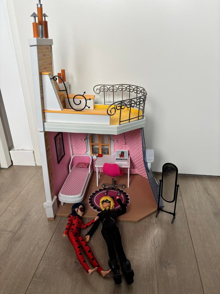 Miraculous Poppenhuis met Figuren feest versiering opmaakpop, Ophalen of Verzenden, Zo goed als nieuw, Poppenhuis