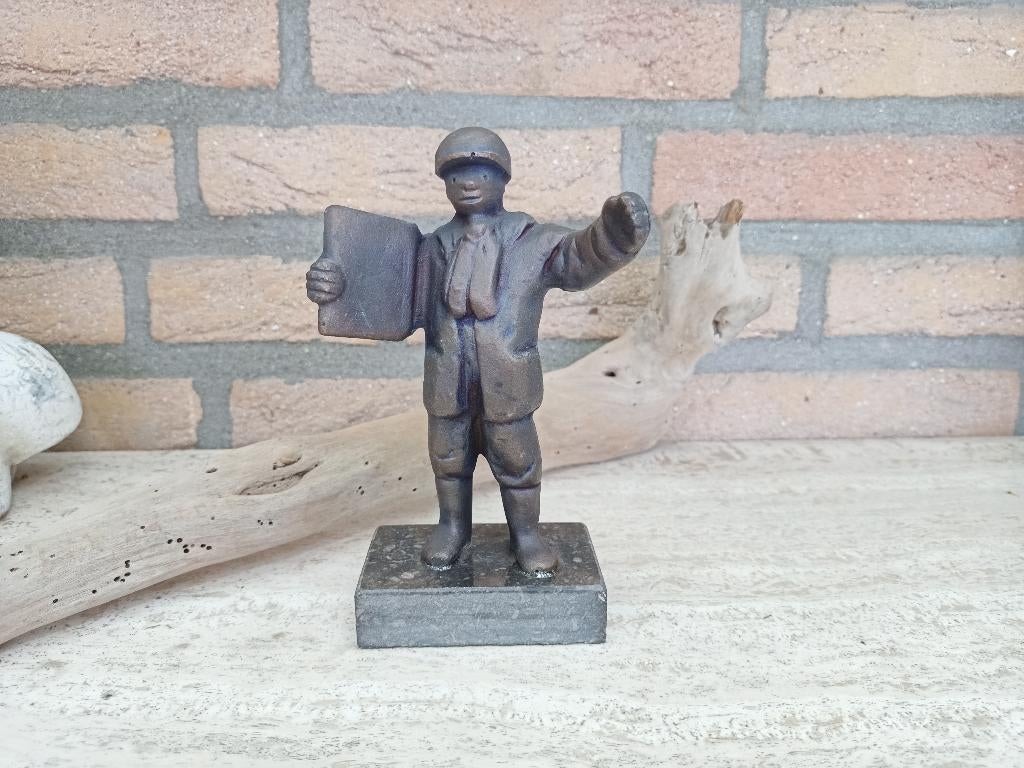 bronzen beeldje van Marlies Noordkamp "de opzichter", Ophalen of Verzenden, Zo goed als nieuw, Mens