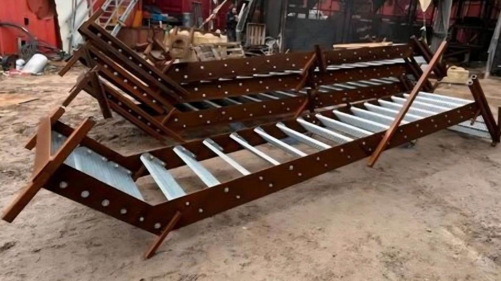 Stalen trap ca. 300cm / 3m hoog v.v. roostertreden 90x24cm., Doe-het-zelf en Verbouw, Ladders en Trappen, Ophalen, Gebruikt, Trap